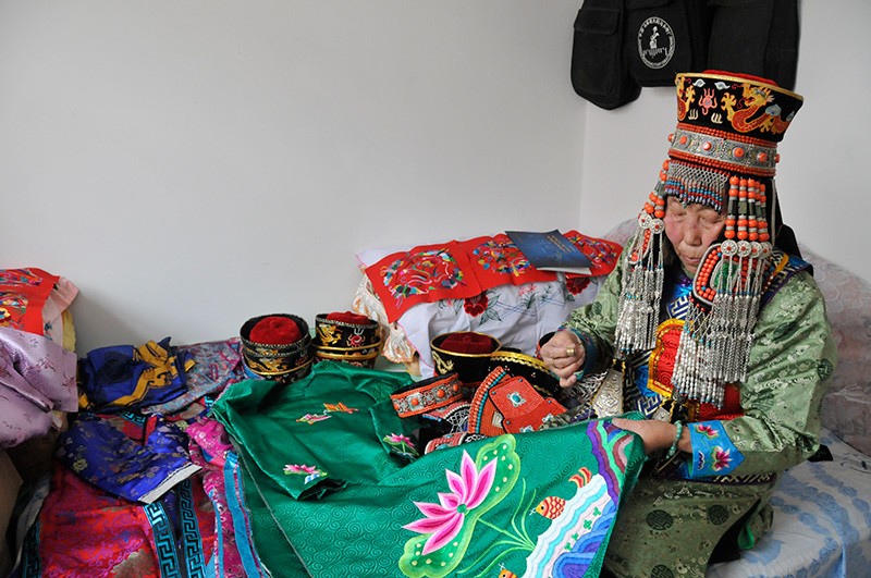 ​斯庆巴拉木刺绣蒙古族服饰图案